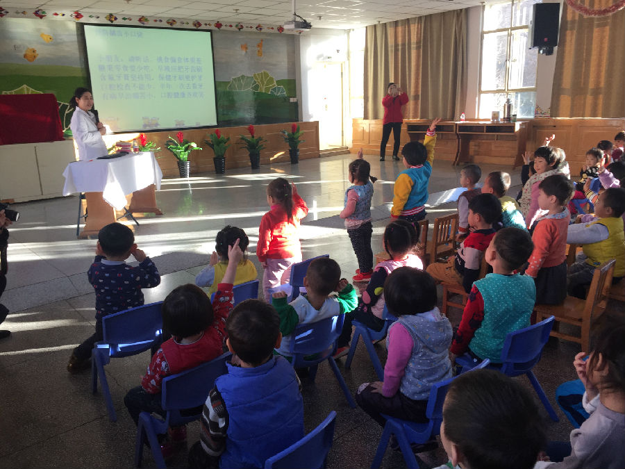 自治区人民医院口腔科医生 走进幼儿园教孩子爱护牙齿(图1)