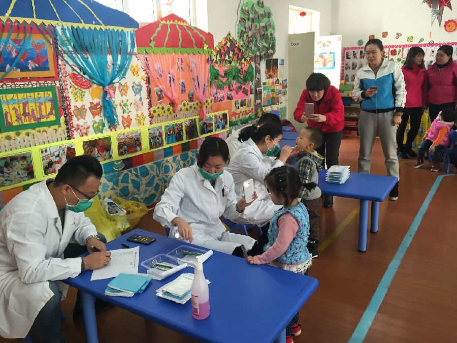 自治区人民医院口腔科医生 走进幼儿园教孩子爱护牙齿(图2)