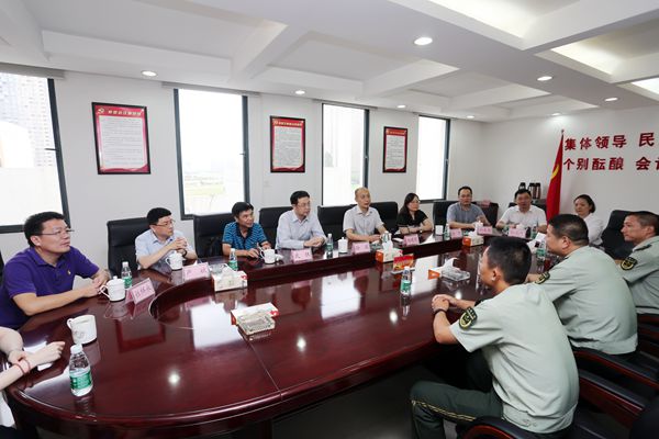 南医附属口院领导建军节慰问承训部队官兵(图1)