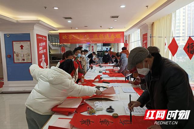 永州中南口腔医院开展“欢喜迎新春 送福送春联”活动(图1)