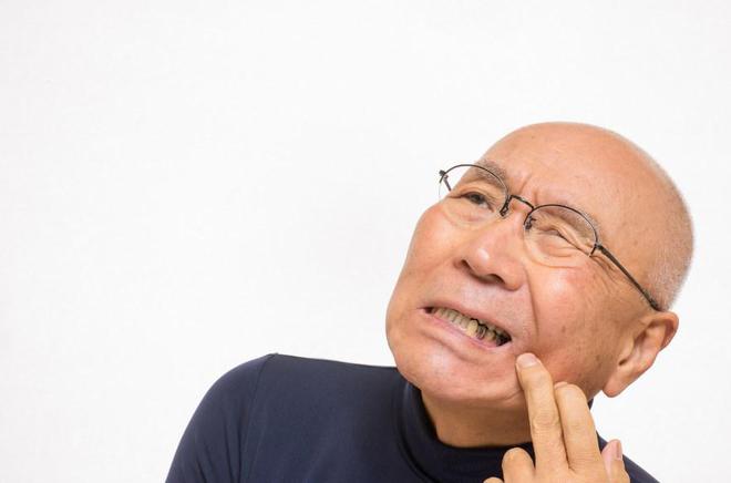 牙龈出血红肿、牙龈萎缩、牙齿松动的问题是重度牙周炎的表现！(图1)