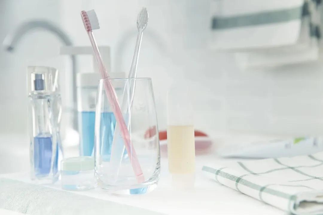 牙刷放对了吗？做错了牙齿越刷越脏……(图2)